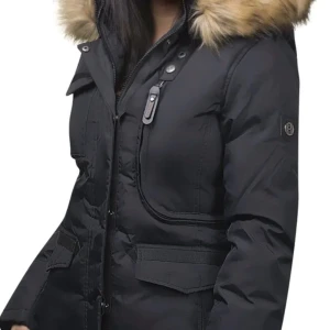 Hollies jacka Livigno normal lång stl 42 - Säljer en till Hollies jacka Livigno normal lång, stl 42 använd några enstaka gånger i nyskick , äkta päls