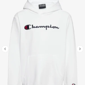 Hoodie  - Vit Champion hoodie. Jättefin och bra skick. Barnstolen men passar dom xs/s