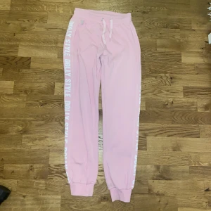 Rosa joggers/mjukisbyxor  - Från My Team Dollystyleshop i storlek XS. Nypris 299kr  En gräsfläck bak på rumpan!