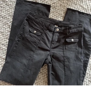 Jeans  - Svarta jeans från hm. 