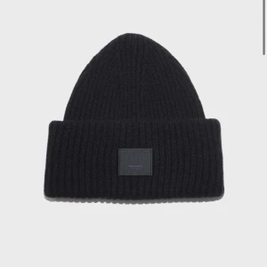 Acne mössa - Säljer min svarta acne mössa som inte är avvänd super mycke, budgivning, postningen av paket så kan pris tillkomma