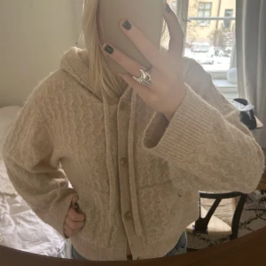 Other stories kofta  - Stickad kofta från other stories storlek S! Kontakta mig för mer info. OBS INTE FRI FRAKT