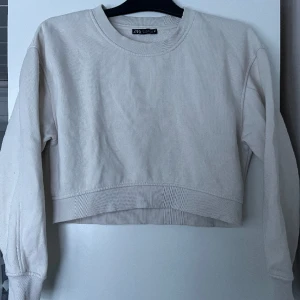 Zara cropped sweatshirt - Slutsåld croppad tröja i stl S men passar även XS🫶🏻
