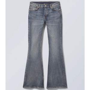 Säljer dessa sjukt snygga weekday jeans i modellen flame low flared jeans! Helt oanvända och nypris är 590! Använd gärna köp nu💕💘🛍️