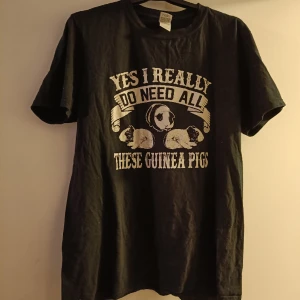 Cool T-shirt med marsvin  - Svart T-shirt med marsvinstryck. Använd men bra skick. Ca 50cm i axelbredd, ca 70cm lång.