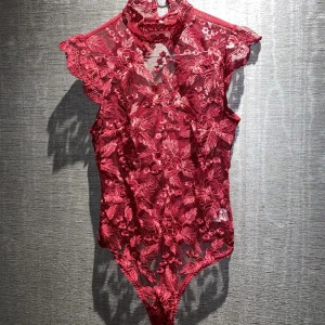 Body | FashionNova - En jättecool röd spetsbody från FashionNova i storlek S. Perfekt för nyår eller fest! Skriv privat för mer bilder och info.