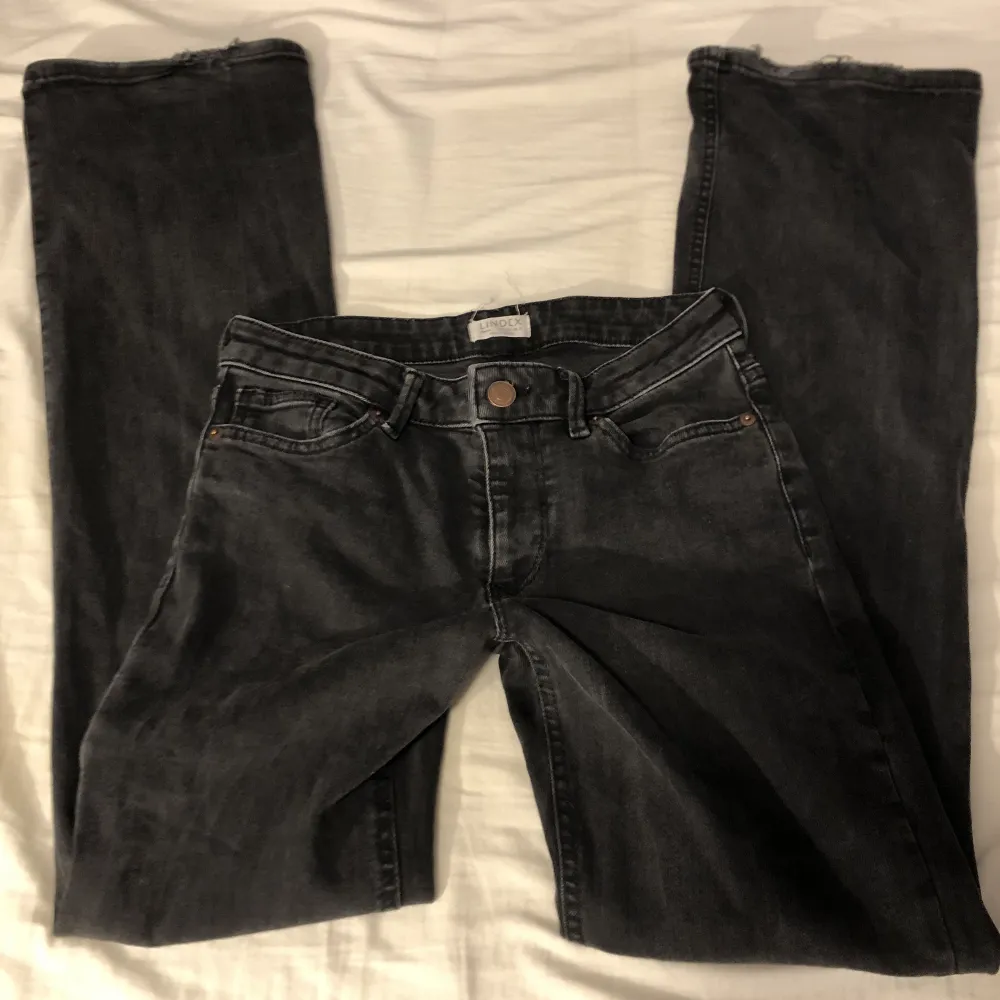 Svarta bootcut jeans från Lindex  Midjemått 33 och innerbenslängd 82. Jeans & Byxor.