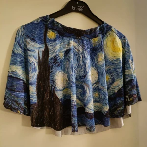 Kort kjol "Starry Night" - Använd ett fåtal gånger,  Midjemått ca 70cm, resår i midjan bak, ca 45cm lång. Stretchigt polyester-material.