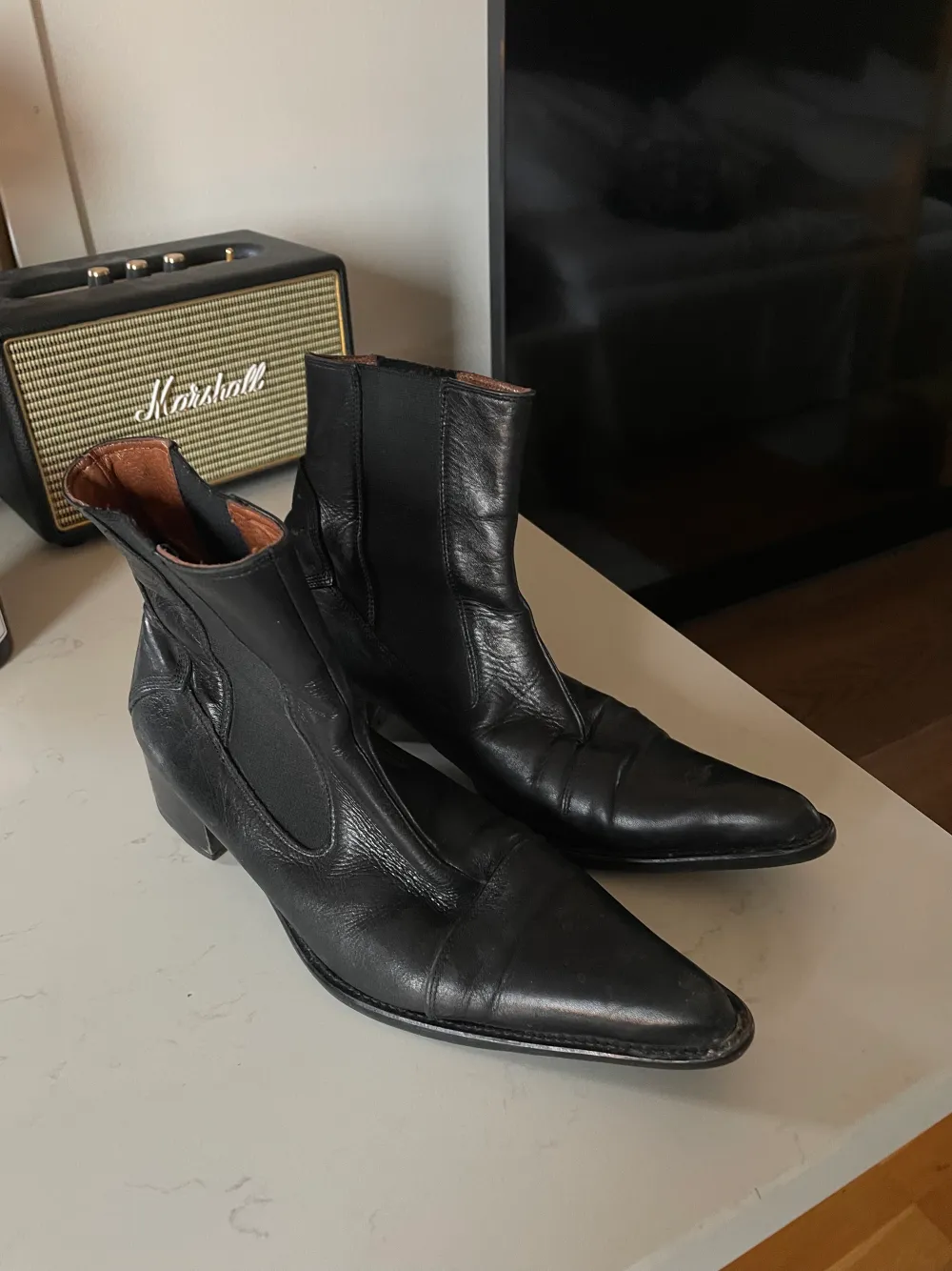 Spetsiga klackar/Chelsea boots. Otroligt bekväma och snygga, kommer dock inte till användning ❤️‍🩹. Skor.