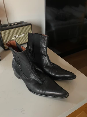 Spetsiga klackar  - Spetsiga klackar/Chelsea boots. Otroligt bekväma och snygga, kommer dock inte till användning ❤️‍🩹