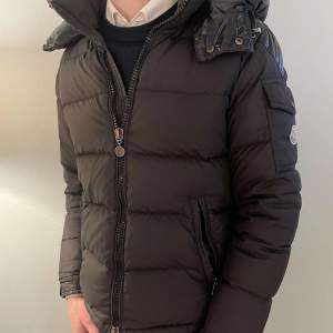 Moncler chevalier down jacket i storlek 0/xs. Skick 8,5/10 äkthetsbevis finns. Nypris ca 15000. Liten defekt på insidan