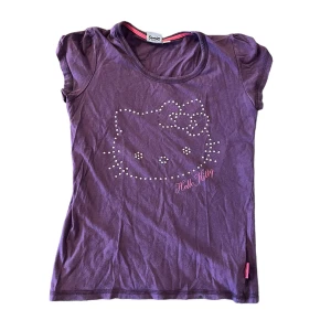 Söt hello Kitty tröja - Hello Kitty tröja med strass! Passar som en xs😊💖kontakta mig vid fler frågor