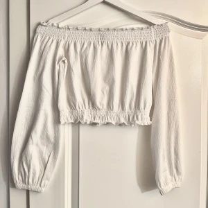 Vit Off Shoulder Topp - Vit kroppad off shoulder topp från hm i storlek xs