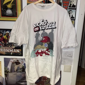 Väldigt stor Ecko T shirt - Känn dig som jesse o köp denna. Den är jävligt stor. Jävligt.
