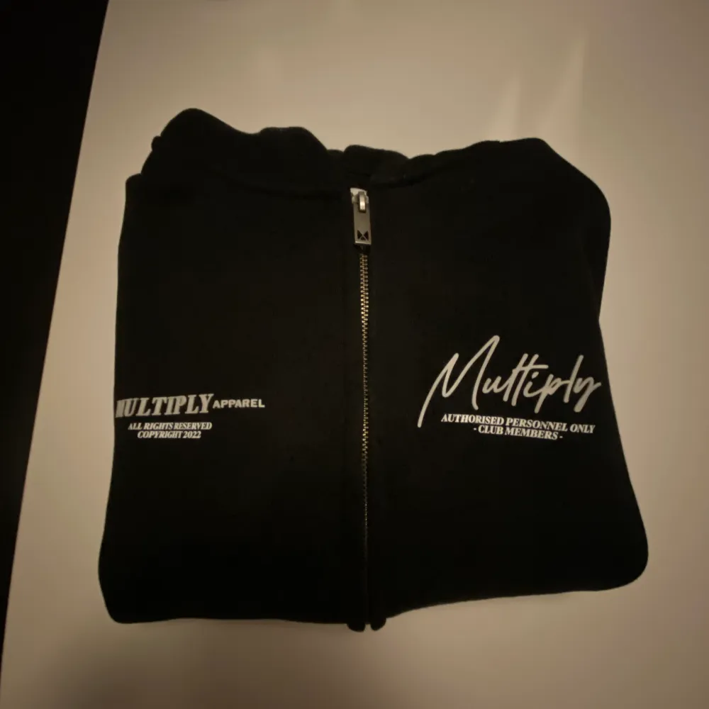 Nästan helt oanvänd svart Multiply Apparel zip hoodie använd (2-3 gånger) säljs pga fel storlek Ny pris ca 1000kr.  Kan förhandla om priset. Skriv Dm om intresserad.. Hoodies.