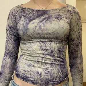 Monki långärmad topp - Jättecool tröja från monki helt oanvänd med lappen kvar. Så fint mönster, jättebekväm och perfekt modell!🌊🦋💙🥰