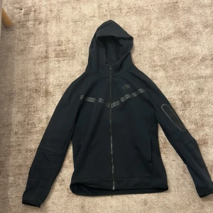 Nike tech fleece svart - Bra skick, storlek XL i barn 158-170cm, org pris 850kr