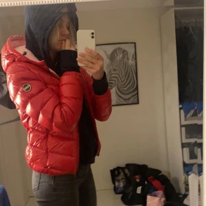 Röd colmar jacka  - Nyskick på colmar jacka! Andvänd fåtal gånger ! 