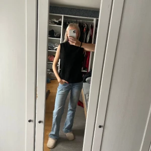 Topp - Stickad väst i nyskick!🫶🏼 Storlek xs men passar även S och m då den är stretchig!