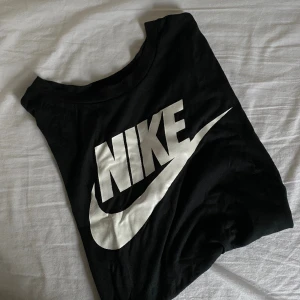 Nike croppad träningstshirt - Svart croppad träningshirt 