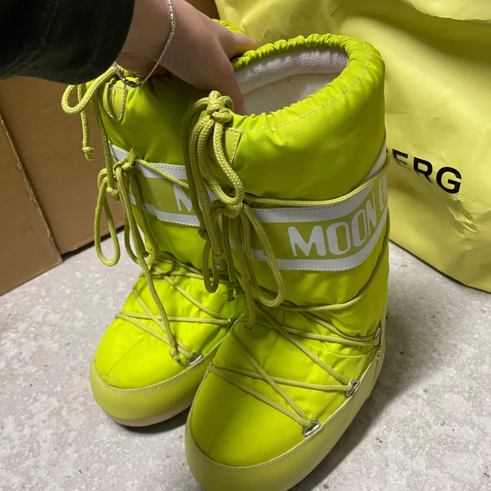 Moon boots som är använda ungefär två gånger i en cool lime grön färg. Värmer otroligt bra och är väldigt sköna! Känns som att gå på moln :)  Storlek 36/38. Skor.