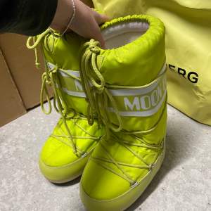 Moon boots som är använda ungefär två gånger i en cool lime grön färg. Värmer otroligt bra och är väldigt sköna! Känns som att gå på moln :)  Storlek 36/38