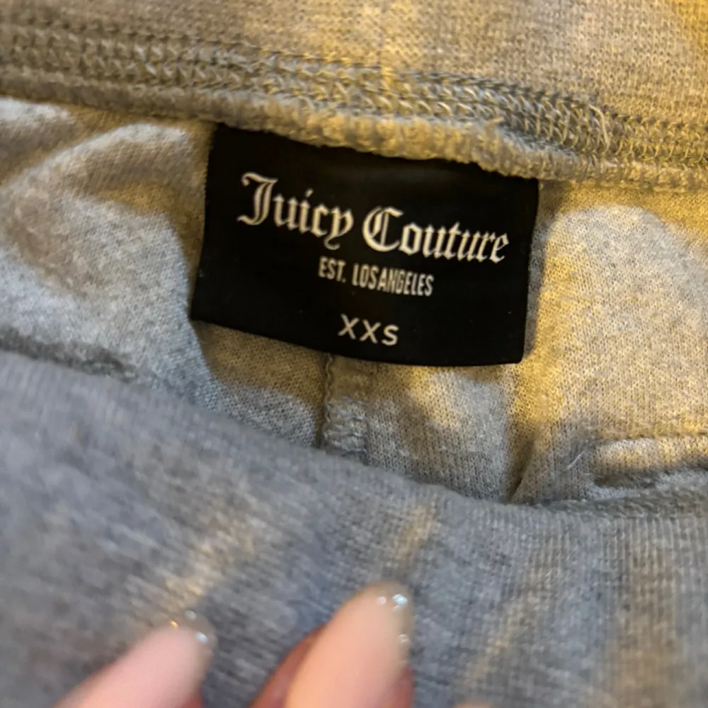 Säljer mina grå juicy byxor som jag köpte förra året. Nypris 1099kr pris kan diskuteras och hör av er om ni har frågor . Jeans & Byxor.