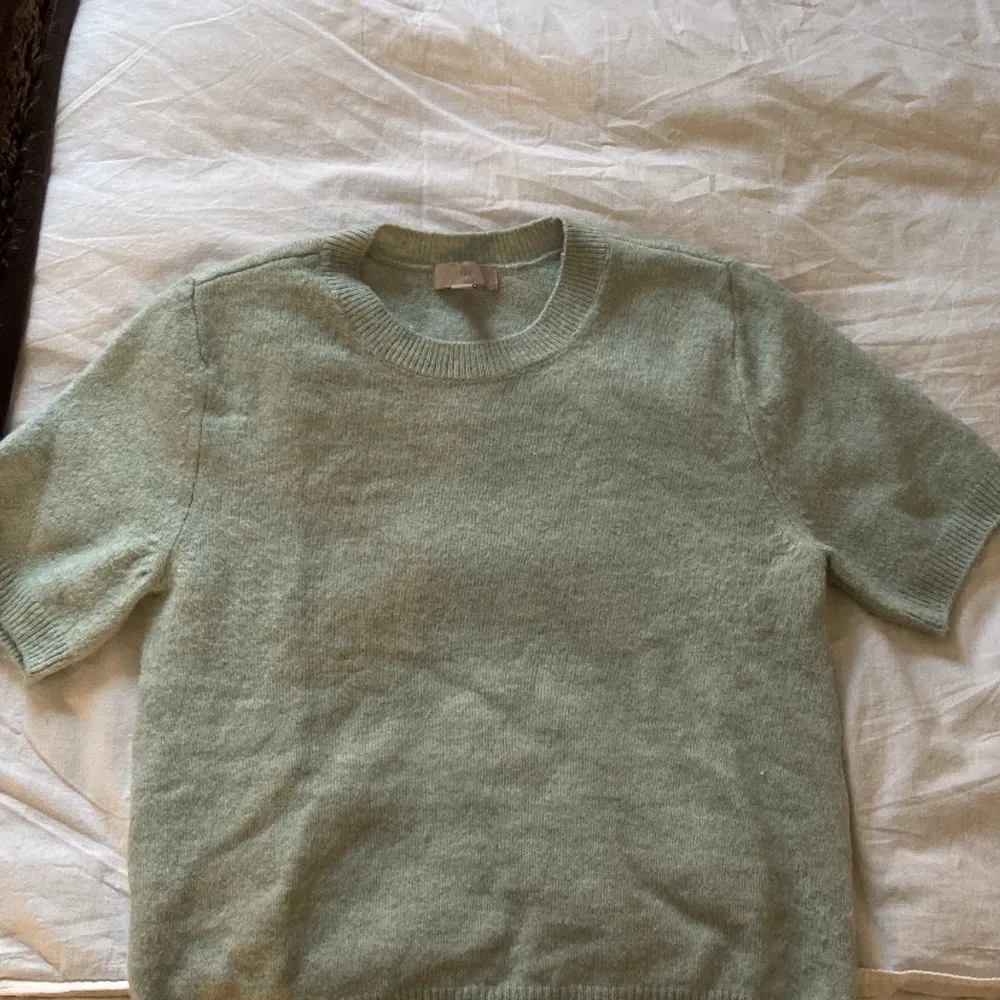 mintgrön stickad t-shirt från H&M, i bra skick!💚. T-shirts.