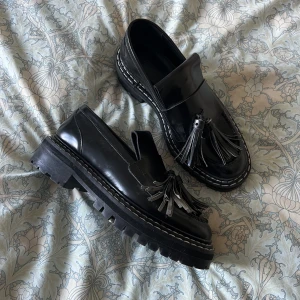 Skor från Carin Wester - Toppenfina skor från Carin Wester, näst intill oanvända av mig då de är lite för stora 💔 Jag har normalt sett 37.5 så om du är en exakt 38 så passar dem dig. Äkta läder. Helt ortroligt fina. 