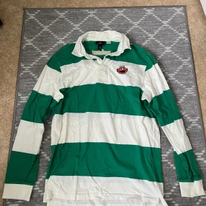 Sesams street - En jätte gullig tunnare tröja med Elmo på 🥰 med en krage men kan vara underbart nu för lite roligare tillfällen med denna tröja! 🥰