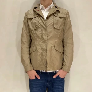 Moncler Jacka - Hej! Säljer nu min Jacka från Moncler i storlek M/2 sitter som S, fint skick. Tveka inte på att höra av dig om du har frågor eller funderingar kring varan! 