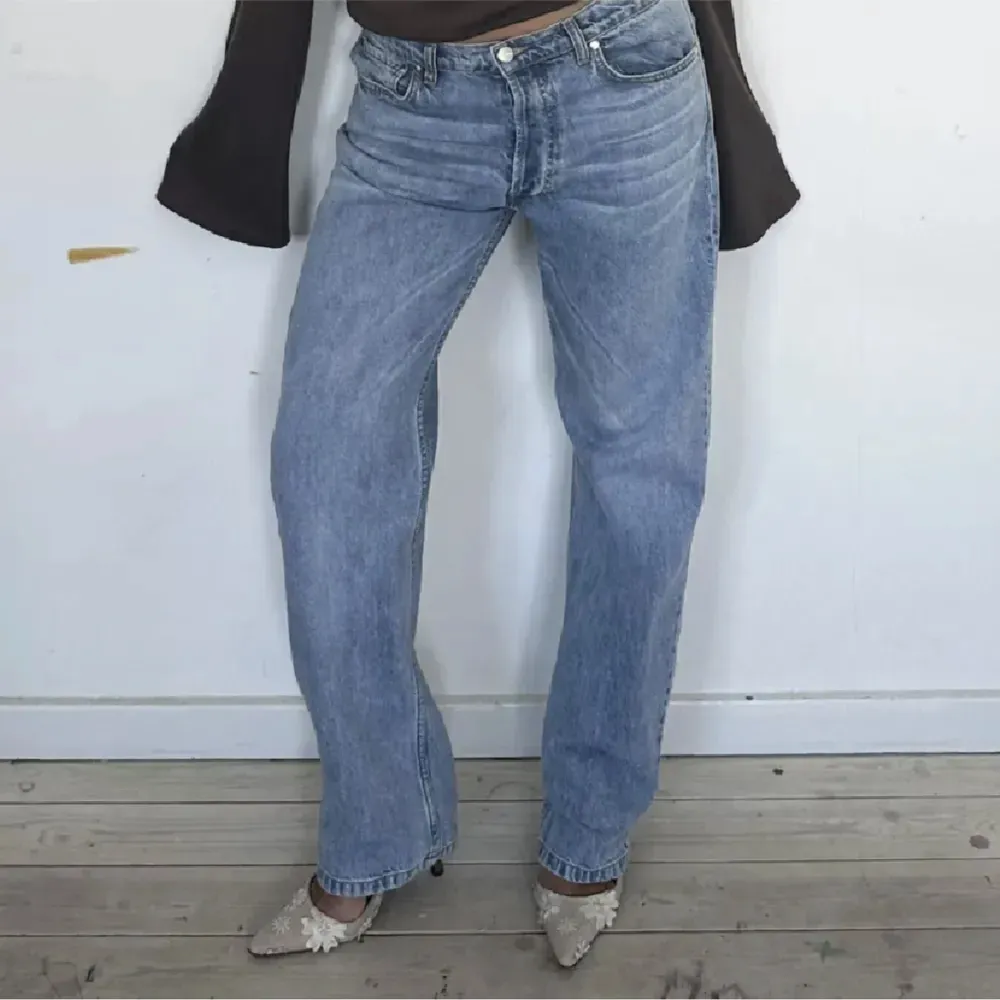 Relaxed Jeans från Djerf Avenue i storlek 28, köpte här på Plick men passade tyvärr inte, superbra skick!💕💕. Jeans & Byxor.