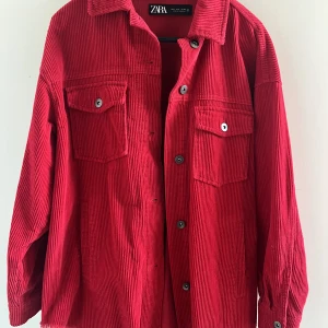 Röd manchester jacka  - Super ball röd jacka i Manchester tyg från Zara i en liten oversized modell. Aldrig använd
