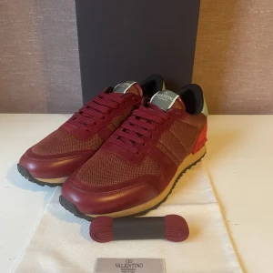 Valentino rockrunner - Hej,  Säljer nu ett par valentino rockrunner endast använde en gång. Det är i storlek 40. Skicket är 9,5/10 då dom är så gott som nya! Tveka inte med att fråga frågor. 