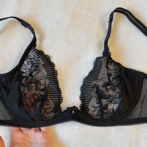 Svart spets bh  - Sååå där och bekväm. Najs till urringningar för den är mer rundad, går liksom inte över hela bröstet, gullig Sten och rosett i mitten 