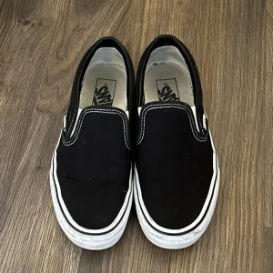 Vans  - Pris kan diskuteras😊🙌🏼Vill sälja eftersom det inte är min stil längre. De är helt hela utan skador. Det syns dock att de är använda :) 
