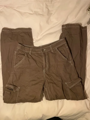 cargo byxor  - fina cargobyxor passar M/L