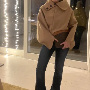 Beige poncho  - Sååå snygg poncho/jacka, beige med knappar 💓 nypris 3500, inga defekter. Endast intressekoll 💓💓
