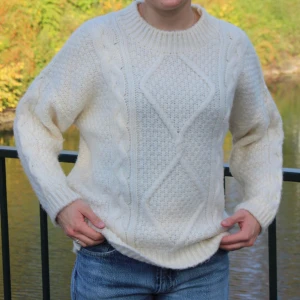 Cozy fall knit - Beställningar görs via vår hemsida: thrifteddesign.one.    En vit kabelstickad tröja. Jättefin och skön, som är perfekt inför höstens och vinterns kalla dagar.