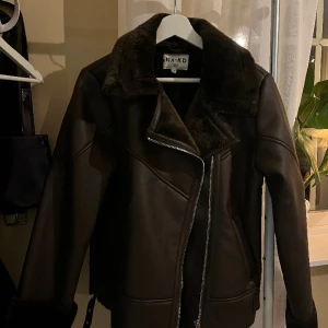 Vinterjacka - Brun skinnjacka med brunt lurv. Jackan är oanvänd.  