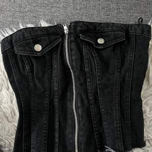 Säljer denna jeans korsett från zara endast använd en gång