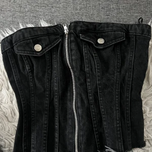 Jeans korsett från zara  - Säljer denna jeans korsett från zara endast använd en gång
