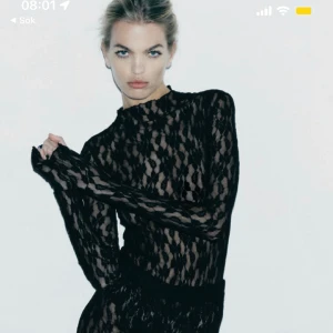 Zara spetsbody  - Intressekoll på denna spetsbody från zara. Storlek L, vilket är slutsålt på hemsidan. Aldrig använd med lapparna kvar, har även matchade byxor om det är av intresse 