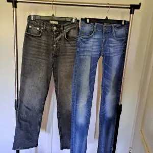Paket med två par jeans i olika modeller. Passar dig som bär storlek S /36. Det mörka paret är ankel långt och det ljusare har lite längre innerben.