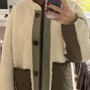 Vinterjacka - Hej, säljer dennna så fina Teddy jackan som var lite för liten för mig. Den  går att ha åt två håll och är supervarm så funkar fint som vinterjacka. Bilder är lånade av förra säljaren❤️märket är Scotch&soda 