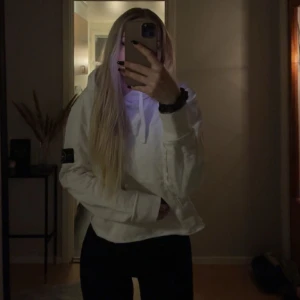 Stone Island hoodie 🤍 - Vit Stone Island hoodie 🤍 Har klippt den lite själv då jag ville ha den lite kortare då de är en herrmodell. Men är inte som en croptop.  Storlek: S