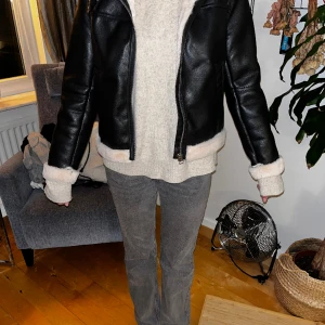 Skinnjacka med päls/fodrad - En fodrad skinnjacka från h&m 2020, använd totalt 4gånger. I jätte fint skick, väldigt mjuk och mysig. I storlek S. 