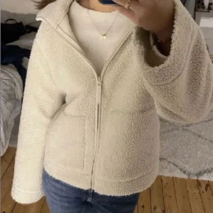 Teddy jacka - SUPER snygg Teddy jacka i rosa(SLUTSÅLD), helt ny säljer då jag har två lika, stolek s❤️första bilden är samma fast begie