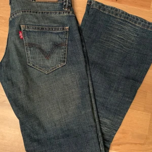 Vintage Levi’s - Säljer dessa skitsnygga lågmidjade bootcut Levi’s jeans med perfekt passform 💕 Köpta på Vinted men passade tyvärr inte mig. 35-36 cm i tvärsöver midjan. Innerbenslängd 73 cm. Midjehöjd 17cm