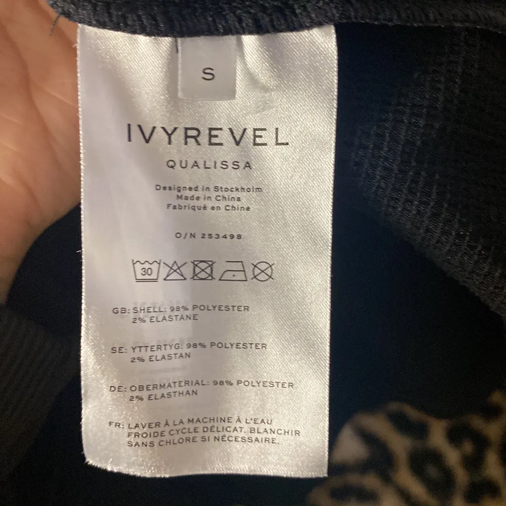 Säljer denna fina nästan helt oanvända tröja från IVYREVEL i storlek S,  jag har bara använt den några få gånger, kom gärna med prisförslag och de är bara att höra av sig om man har frågor eller vill ha mer bilder!. Blusar.